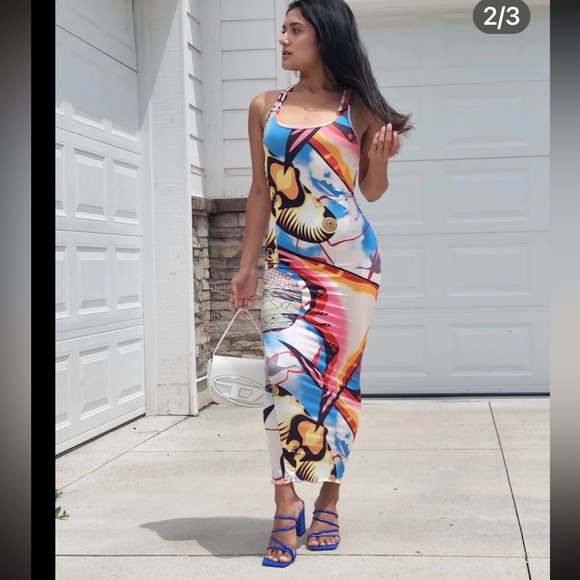 trendy dress with a few small threads sticking out in the seam - Picture 2 of 6